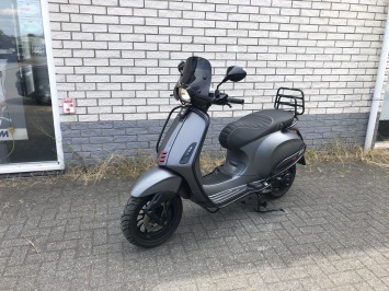 MOOIE VESPA SPRINT S 45KM BROM MAT GREY BJ2018 8000KM VOL OPTIES