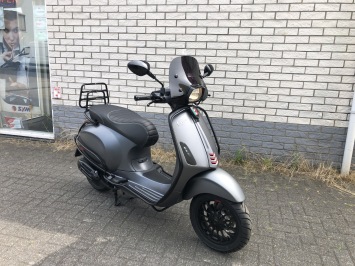 MOOIE VESPA SPRINT S 45KM BROM MAT GREY BJ2018 8000KM VOL OPTIES