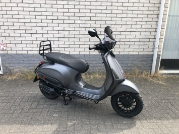 MOOIE VESPA SPRINT S 45KM BROM MAT GREY BJ2018 8000KM VOL OPTIES