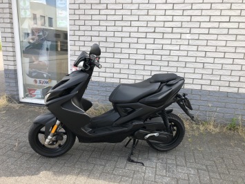 JONGE YAMAHA AAEROX R 45KM 4-TAKT MAT ZWART BJ2021  7000KM