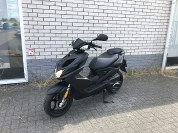JONGE YAMAHA AAEROX R 45KM 4-TAKT MAT ZWART BJ2021  7000KM