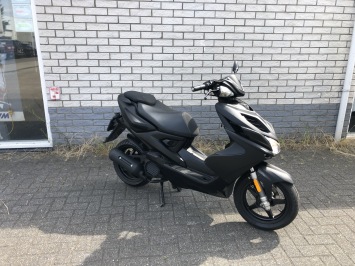 JONGE YAMAHA AAEROX R 45KM 4-TAKT MAT ZWART BJ2021  7000KM