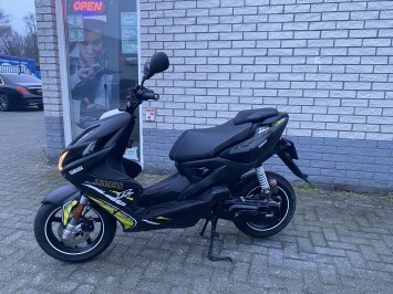 NIEUWSTAAT YAMAHA AEROX R 2-TAKT 45KM BROM NAKED BJ2013 6000KM