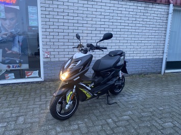 NIEUWSTAAT YAMAHA AEROX R 2-TAKT 45KM BROM NAKED BJ2013 6000KM