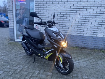 NIEUWSTAAT YAMAHA AEROX R 2-TAKT 45KM BROM NAKED BJ2013 6000KM
