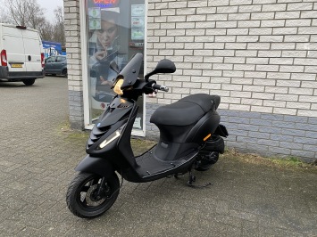 GAVE PIAGGIO ZIP SP 45KM BROM MAT ZWART BJ2017 8000KM