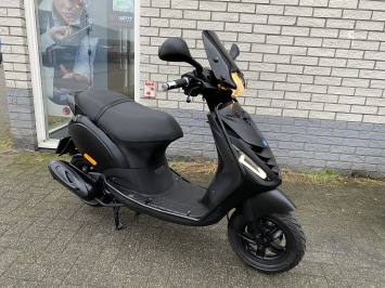 GAVE PIAGGIO ZIP SP 45KM BROM MAT ZWART BJ2017 8000KM