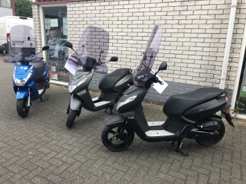 Dagelijks wisselende voorraad piaggio zip en vespa sprint kom langs , Niet alles staat op de website 