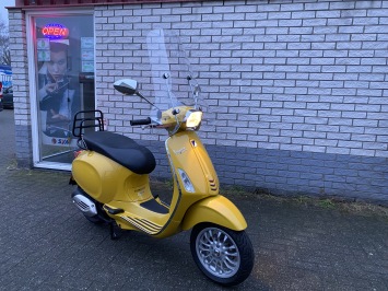 GAVE VESPA SPRINT S 45KM BROM 4-T YELLOW BJ2015 16000KM