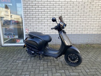 DIKKE VESPA SPRINT S 45KM 4-TAKT BROM MAT BLACK 7000KM BJ2019