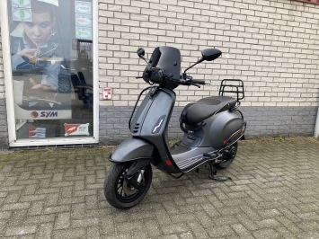 LEUKE VESPA SPRINT S 45KM BROM MAT GREY BJ2018 9000KM VOL OPTIES