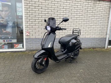 DIKKE VESPA SPRINT S 45KM BROM BLACK ON BLACK BJ2018 8000KM