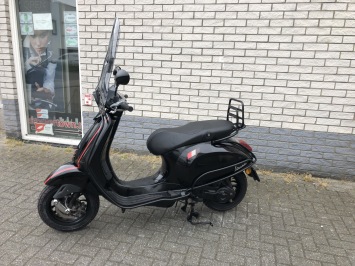 GAVE VESPA SPRINT S 25KM SNOR BLACK ON BLACK BJ2017 7600KM