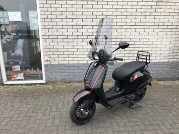 GAVE VESPA SPRINT S 25KM SNOR BLACK ON BLACK BJ2017 7600KM