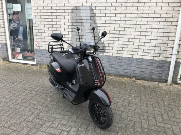 GAVE VESPA SPRINT S 25KM SNOR BLACK ON BLACK BJ2017 7600KM