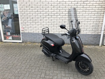 GAVE VESPA SPRINT S 25KM SNOR BLACK ON BLACK BJ2017 7600KM