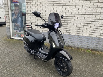 DIKKE VESPA SPRINT S 45KM BROM BLACK ON BLACK BJ2018 8000KM