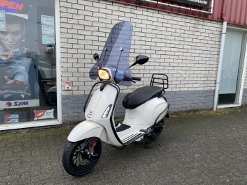 GAVE VESPA SPRINT S 45KM BROM BLACK ON WHITE BJ2017 9000KM