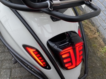 GAVE VESPA SPRINT S 45KM BROM BLACK ON WHITE BJ2017 9000KM