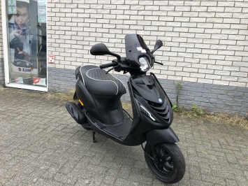 GAVE PIAGGIO ZIP SP 45 4-TAKT 80CC MAT BLACK BROM BJ2017 8000KM