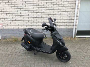 GAVE PIAGGIO ZIP SP 45 4-TAKT 80CC MAT BLACK BROM BJ2017 8000KM