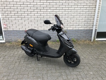 GAVE PIAGGIO ZIP SP 45 4T FORCED CARBON 4-TAKT  BROM BJ2018 6000KM