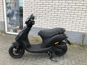 LEUKE  PIAGGIO ZIP SP 45 4-TAKT MAT BLACK  BROM  BJ2020 6000KM 