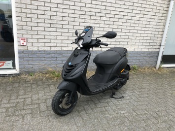 LEUKE  PIAGGIO ZIP SP 45 4-TAKT MAT BLACK  BROM  BJ2020 6000KM 
