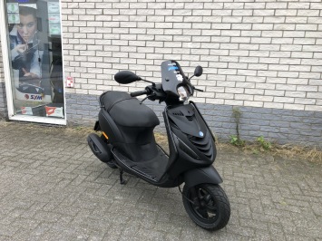 LEUKE  PIAGGIO ZIP SP 45 4-TAKT MAT BLACK  BROM  BJ2020 6000KM 