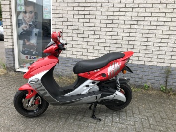 BIJNA NIEUWE MALAGUTI FIREFOX F15 LC DD 2-TAKT ROOD BJ2022 8000KM LIEFHEBBER