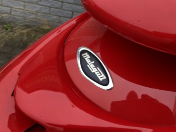 BIJNA NIEUWE MALAGUTI FIREFOX F15 LC DD 2-TAKT ROOD BJ2022 8000KM LIEFHEBBER