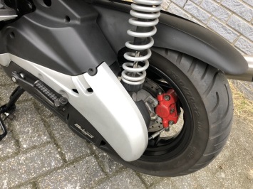 BIJNA NIEUWE MALAGUTI FIREFOX F15 LC DD 2-TAKT ROOD BJ2022 8000KM LIEFHEBBER
