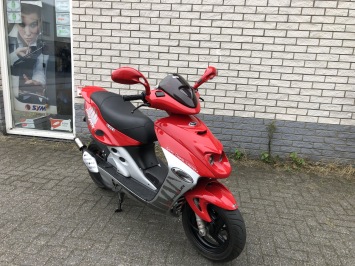 BIJNA NIEUWE MALAGUTI FIREFOX F15 LC DD 2-TAKT ROOD BJ2022 8000KM LIEFHEBBER