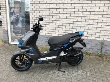 BIJNA NIEUWE PEUEGEOT SPEEDFIGHT 4 SPECIAL GREY 45KM BROM BJ2020 6000KM 
