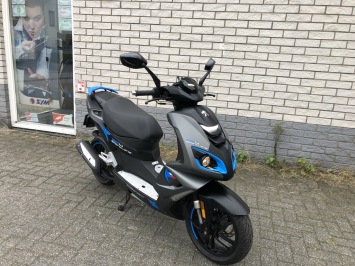 BIJNA NIEUWE PEUEGEOT SPEEDFIGHT 4 SPECIAL GREY 45KM BROM BJ2020 6000KM 