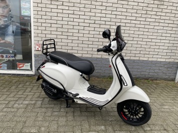 DIKKE VESPA SPRINT S 45KM BROM BLACK ON WHITE BJ2023 11000KM