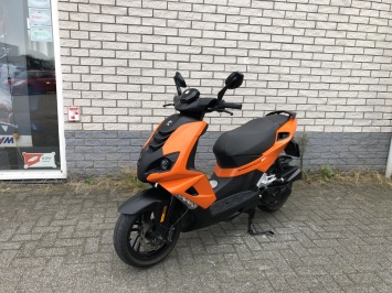 BIJNA NIEUWE PEUGEOT SPEEDFIGHT 4 BROM 45KM ORANGE SPECIAL BJ2018 7000KM