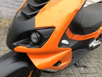 BIJNA NIEUWE PEUGEOT SPEEDFIGHT 4 BROM 45KM ORANGE SPECIAL BJ2018 7000KM