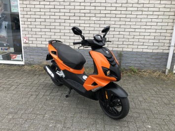 BIJNA NIEUWE PEUGEOT SPEEDFIGHT 4 BROM 45KM ORANGE SPECIAL BJ2018 7000KM