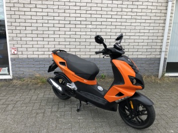 BIJNA NIEUWE PEUGEOT SPEEDFIGHT 4 BROM 45KM ORANGE SPECIAL BJ2018 7000KM