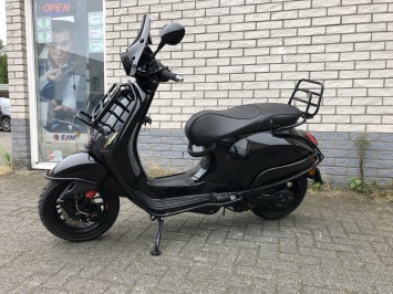 DIKKE VESPA SPRINT S 45KM BROM BLACK ON BLACK BJ2017 9000KM 