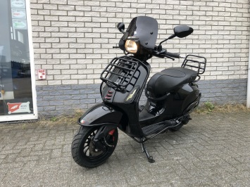 DIKKE VESPA SPRINT S 45KM BROM BLACK ON BLACK BJ2017 9000KM 