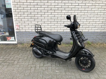 DIKKE VESPA SPRINT S 45KM BROM BLACK ON BLACK BJ2017 9000KM 