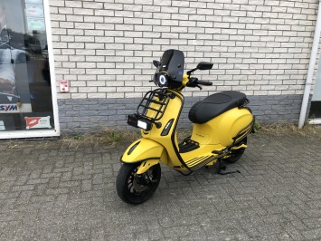 DIKKE VESPA SPRINT S 45KM BROM MAT GEEL BJ2027 7000KM  VOL OPTIES