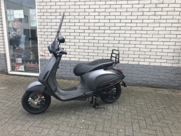 DIKKE  VESPA SPRINT S 25KM SNOR MAT GRIJS  4500KM  BJ2016