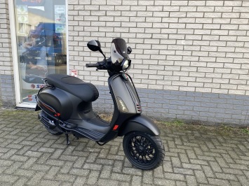 MOOIE VESPA SPRINT S 45KM 4-TAKT BROM MAT BLACK 7000KM BJ2020