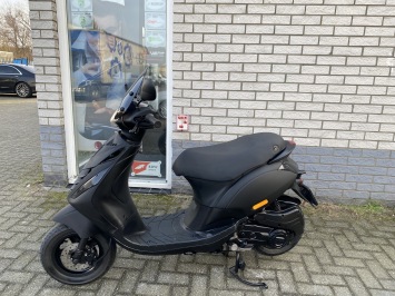 JONGE PIAGGIO ZIP SP 45KM BROM MAT ZWART BJ2024 9000KM