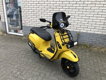 DIKKE VESPA SPRINT S 45KM BROM MAT GEEL BJ2027 7000KM  VOL OPTIES