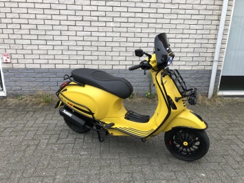 DIKKE VESPA SPRINT S 45KM BROM MAT GEEL BJ2027 7000KM  VOL OPTIES