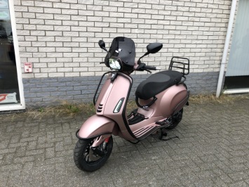 SPECIAL VESPA SPRINT S 45KM BROM ROSE GOLD BJ2023 4000KM VOL OPTIES